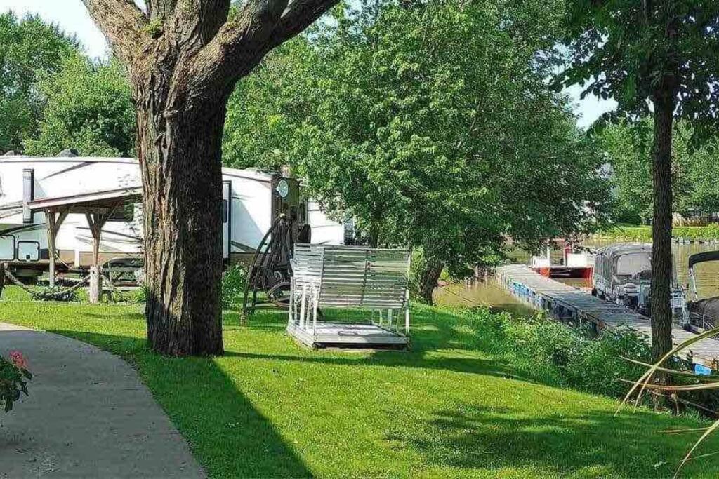 Loft Avec Vue A 180 Degre Lägenhet Louiseville Exteriör bild